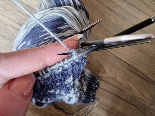 Blog-Inhaltsbild für 'Kostenlose Strickanleitung Norwegersocken'